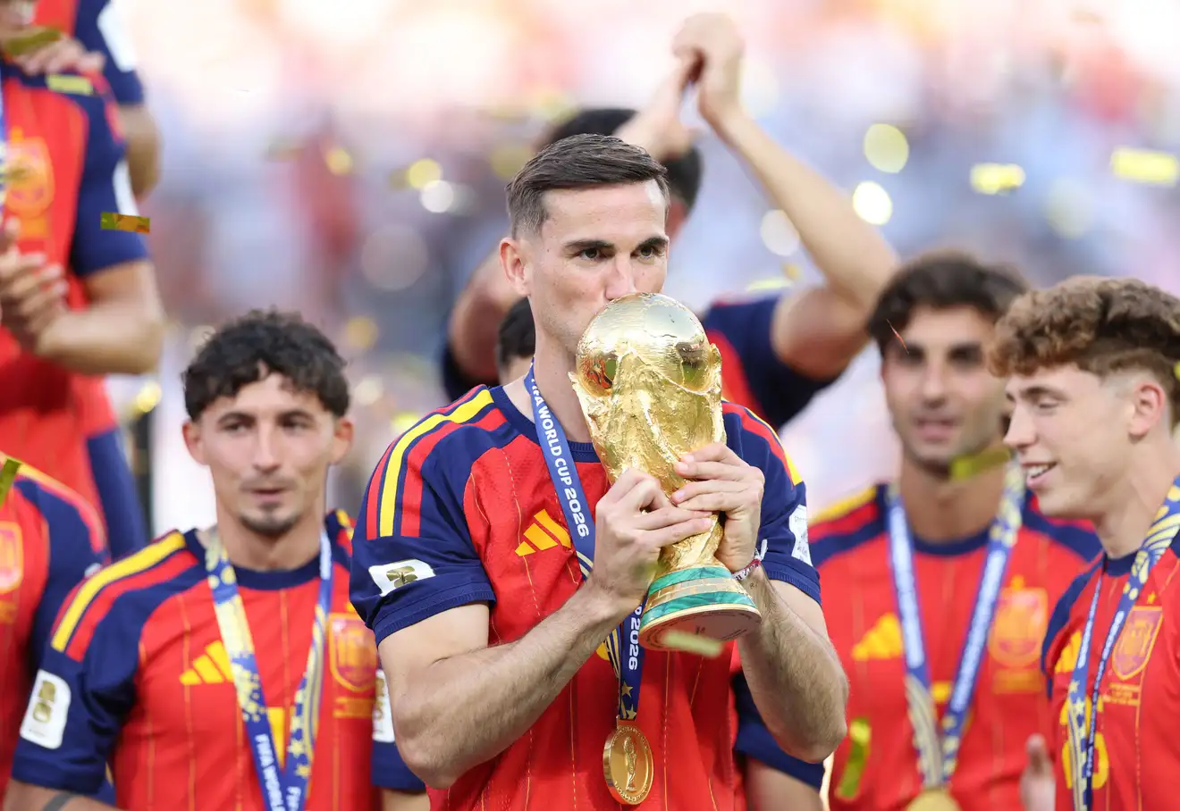 أغرب تكريم بعد المونديال.. ثنائي إسبانيا يحصل على كمية من الطماطم!