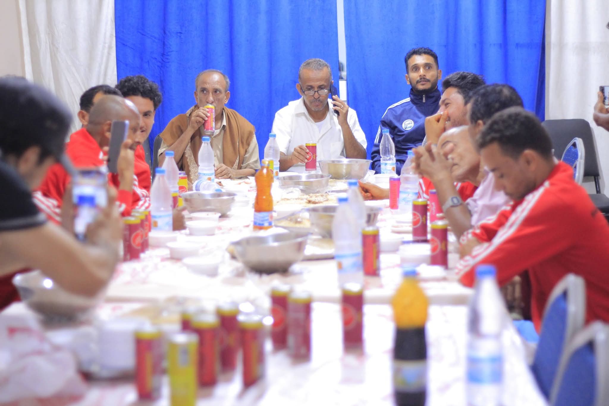 مأدبة عشاء لحكام كرة القدم بالحديدة بعد عودتهم من المشاركة في دورة الحكام بصنعاء