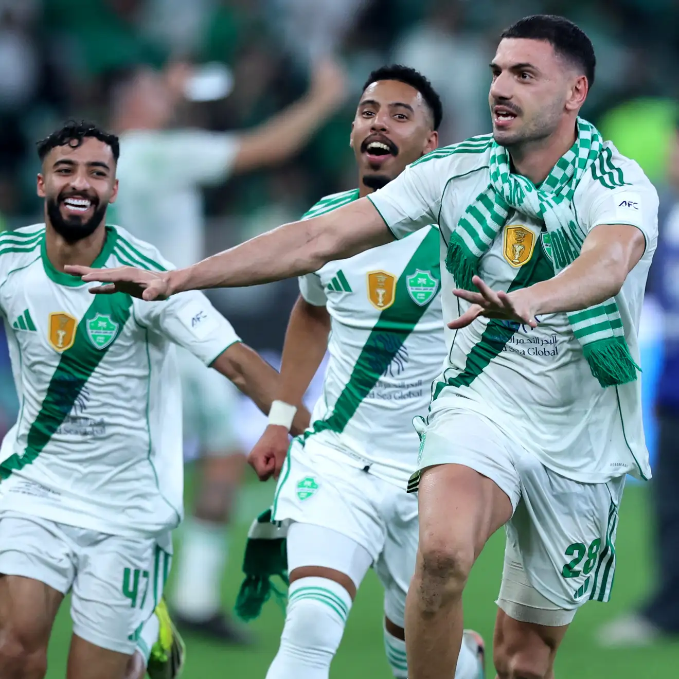 الأهلي يطارد وصافة الهلال بثلاثية في الخلود