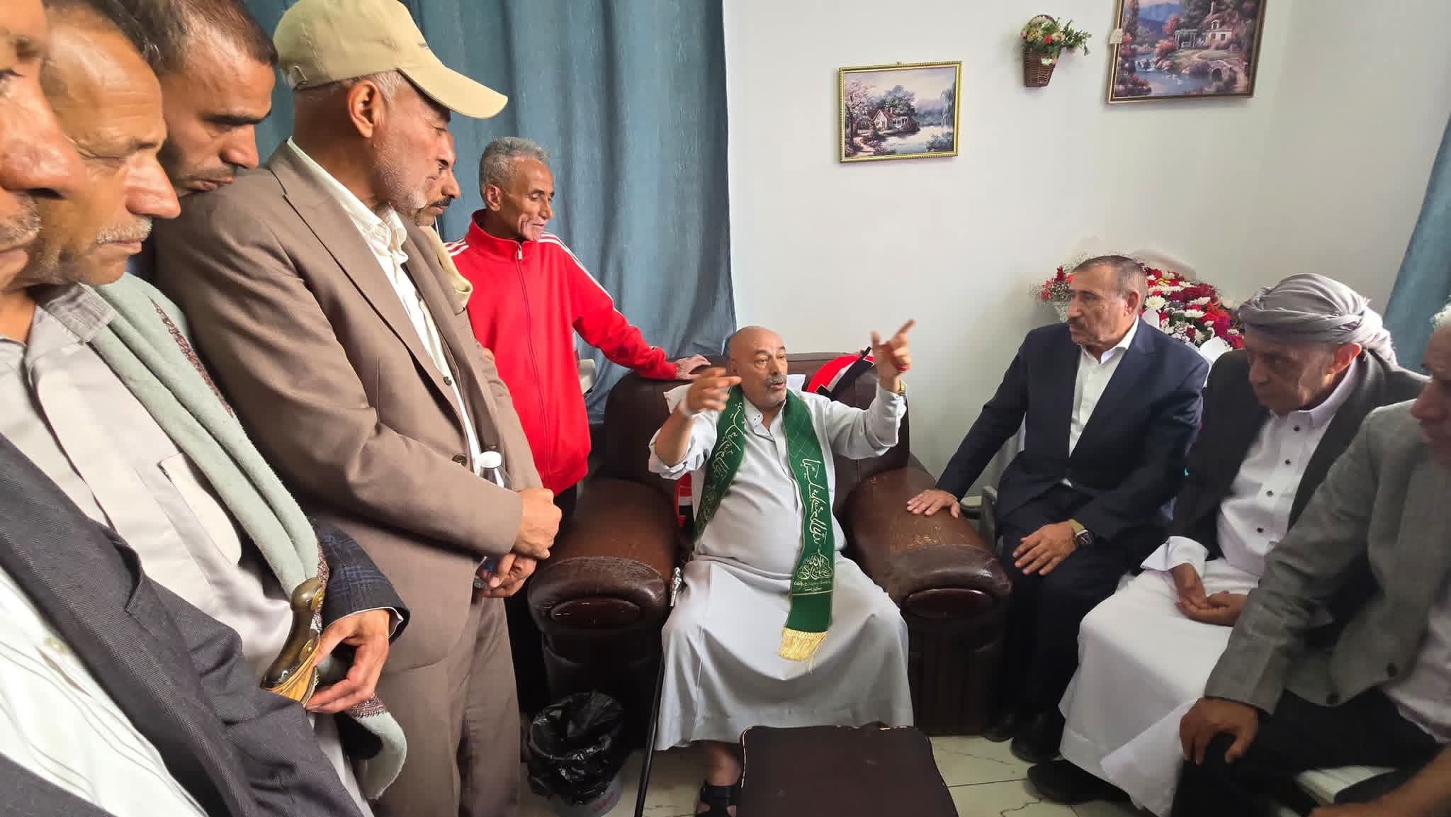 قيادة اهلي صنعاء  تطمئن على صحة  يحيى الحباري
