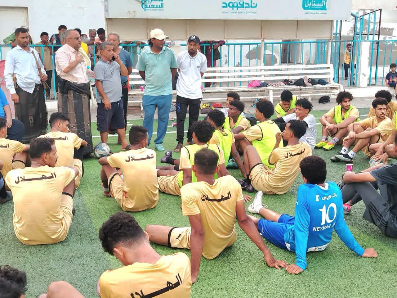القادري يحث لاعبي هلال الحديدة على العطاء وتشريف الكرة الساحلية في دوري الاولى