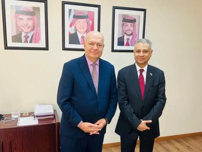 سفير اليمن يبحث مع مسؤول أردني سبل تعزيز التعاون في مجال ادارة الموارد