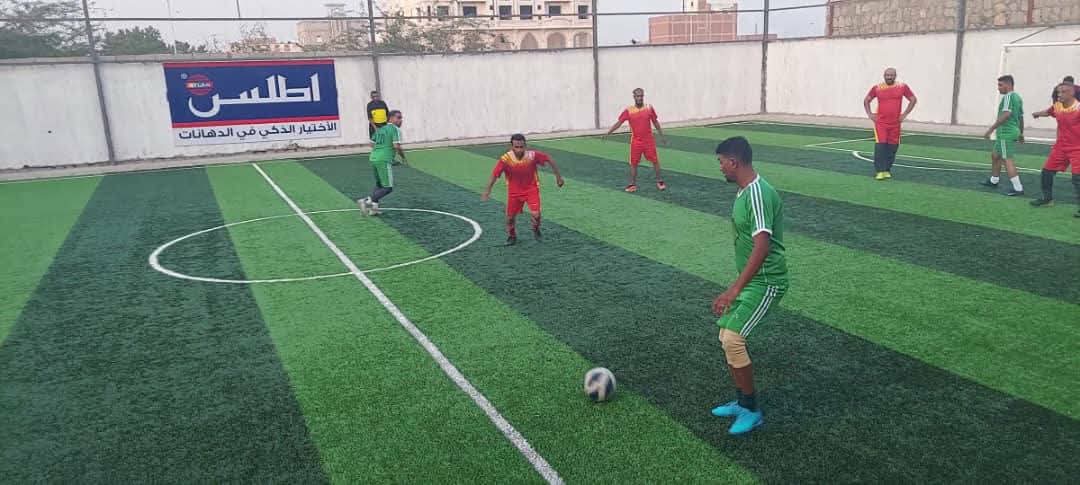 فريق أحمد غزال يقصي عبده راشد بثمانية وينتقل إلى دور نصف النهائي من بطولة شل عمان الرمضانية لفقيدي الكرة الساحلية واليمنية لفئة 40 عاما