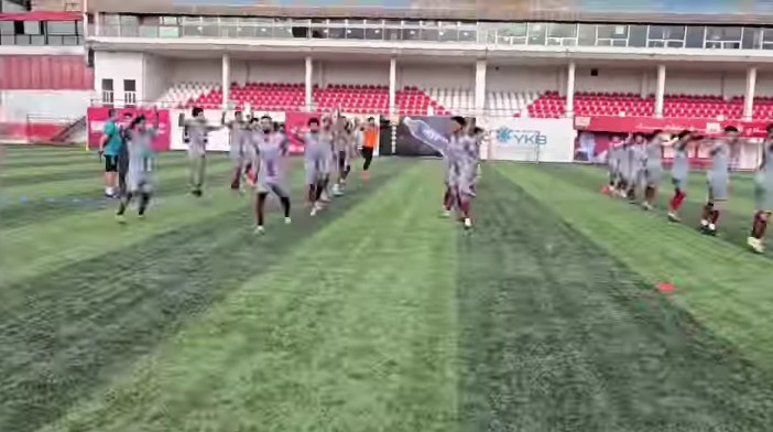 اهلي صنعاء حامل اللقب  يواصل تحضيراته لدوري الدرجة الاولى لكرة القدم .