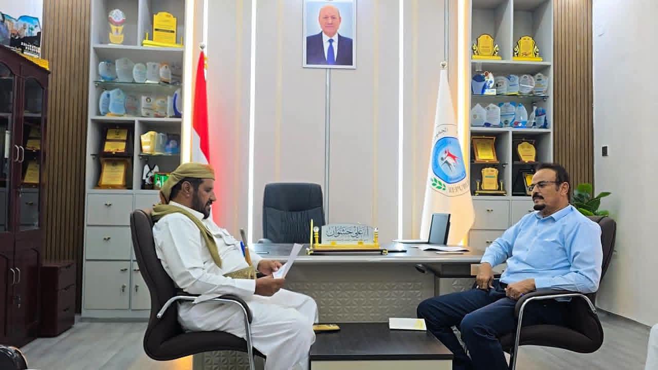 مدير عام مكتب الشباب والرياضة بمأرب يناقش مع مدير عام صرواح أوضاع القطاع الشبابي والرياضي بالمديرية