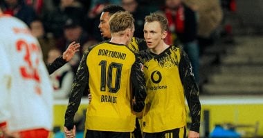 بوروسيا يفوز بثنائية ويطارد البايرن على صدارة الدوري الألماني