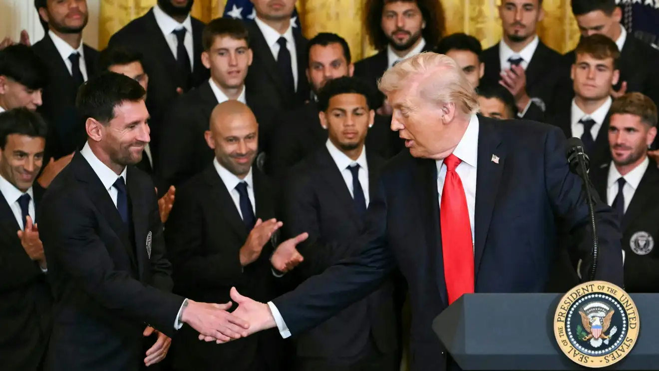 ترامب يفاضل بين ميسي وبيليه وكريستيانو.. ويمدح الأهلي المصري