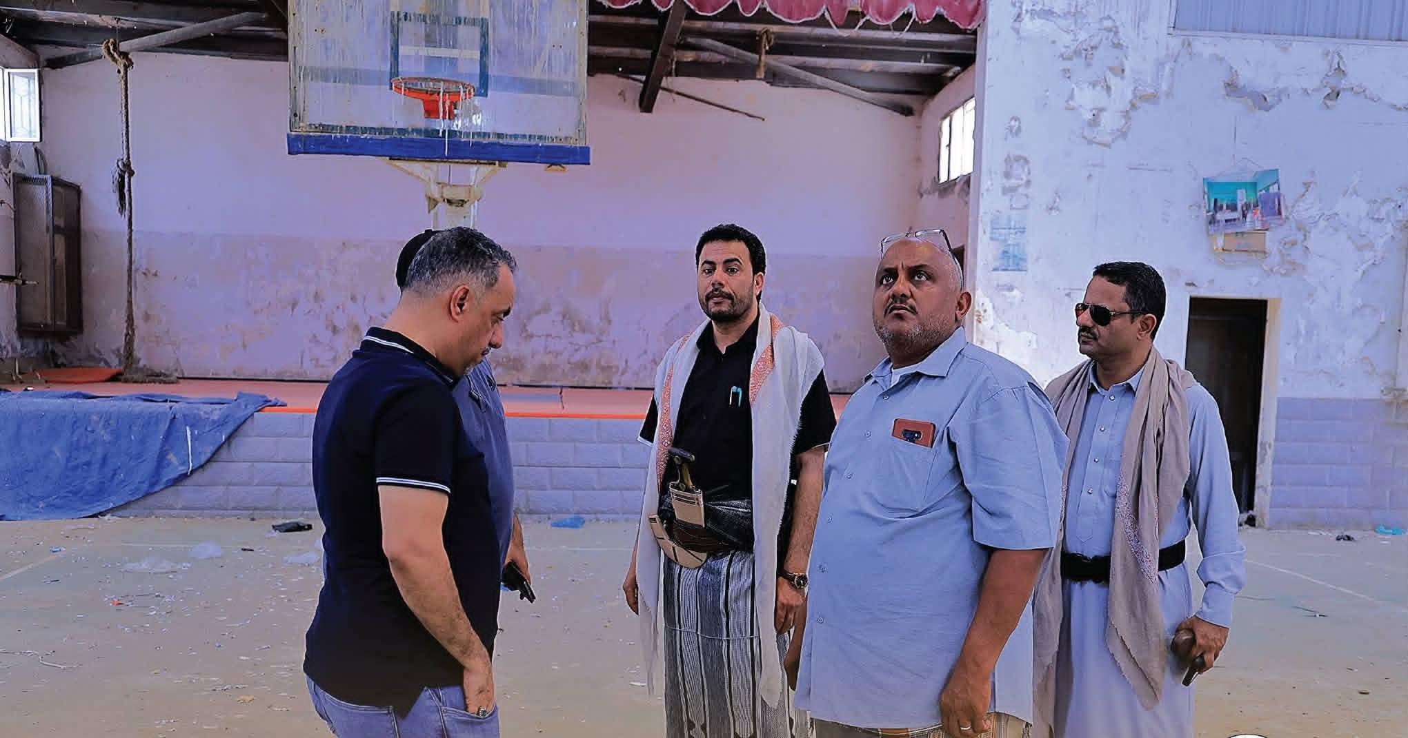 نائب وزير الشباب والرياضة بصنعاء يتفقَّد منشآت المدينة الرياضية بالحديدة .