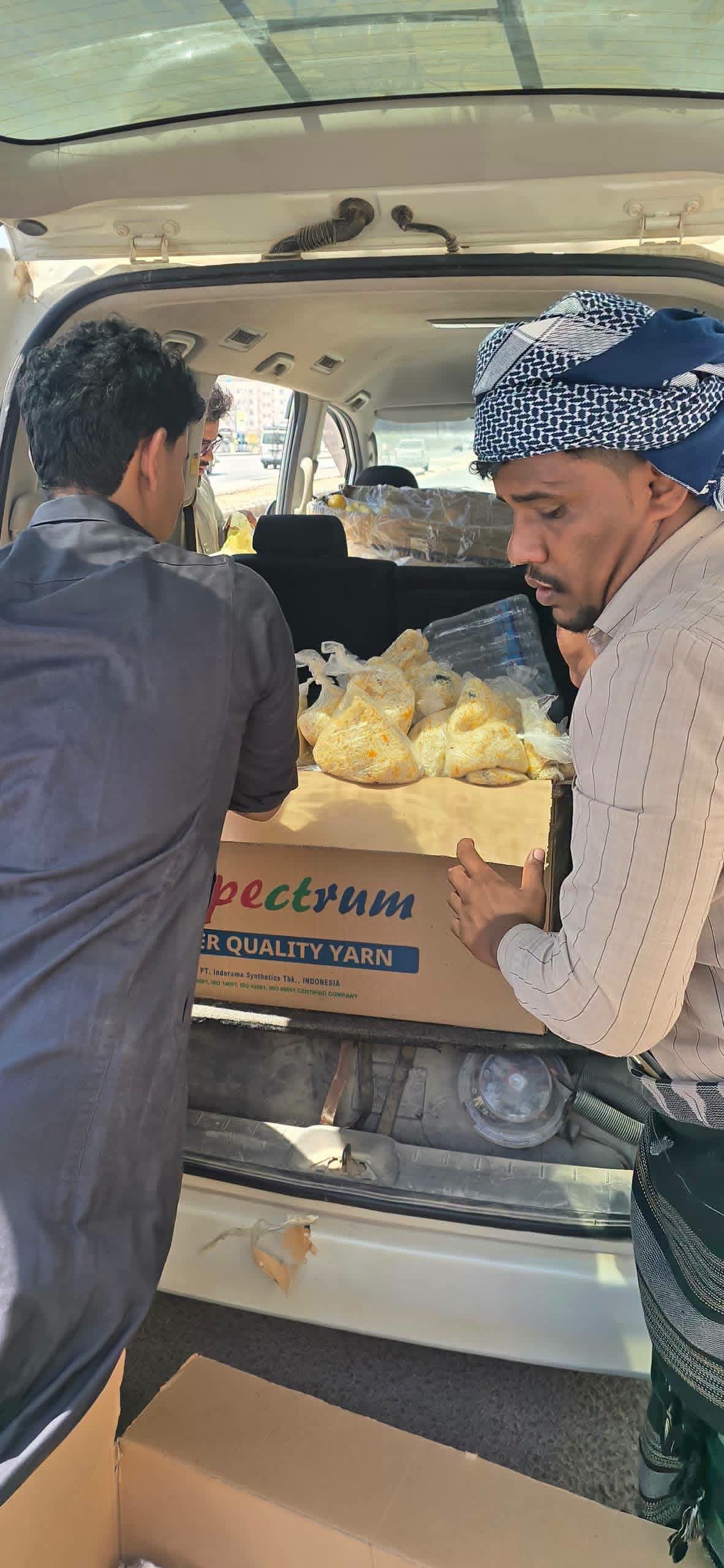 شباب الروضة بشبوة يقطعون المسافات إلى عتق .. 200 وجبة غداء في مبادرة إنسانية تجسّد أسمى معاني التكافل