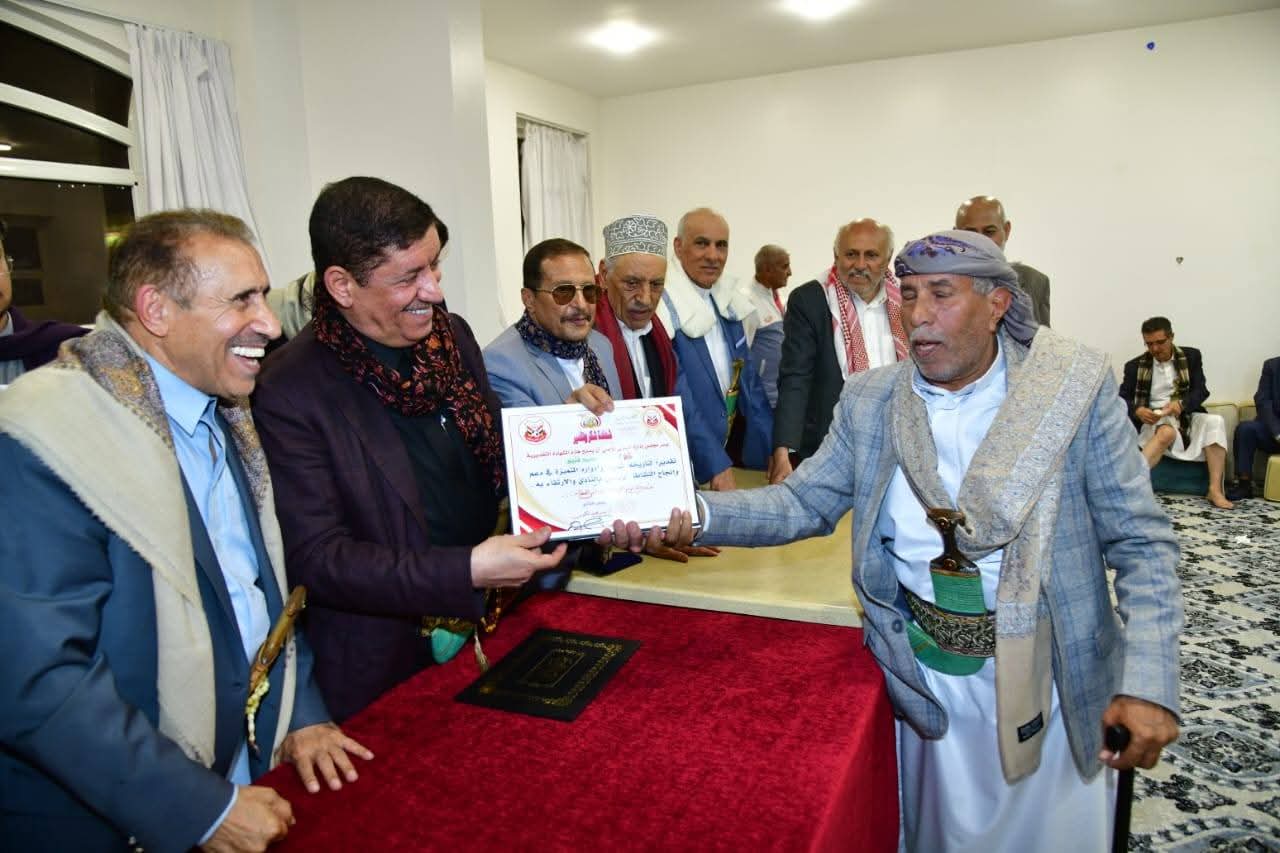 قيادة النادي التقت بالفريق الأول ..  الأهلي ينظم أمسية تكريمية لنجوم الزمن الجميل وموظفي النادي