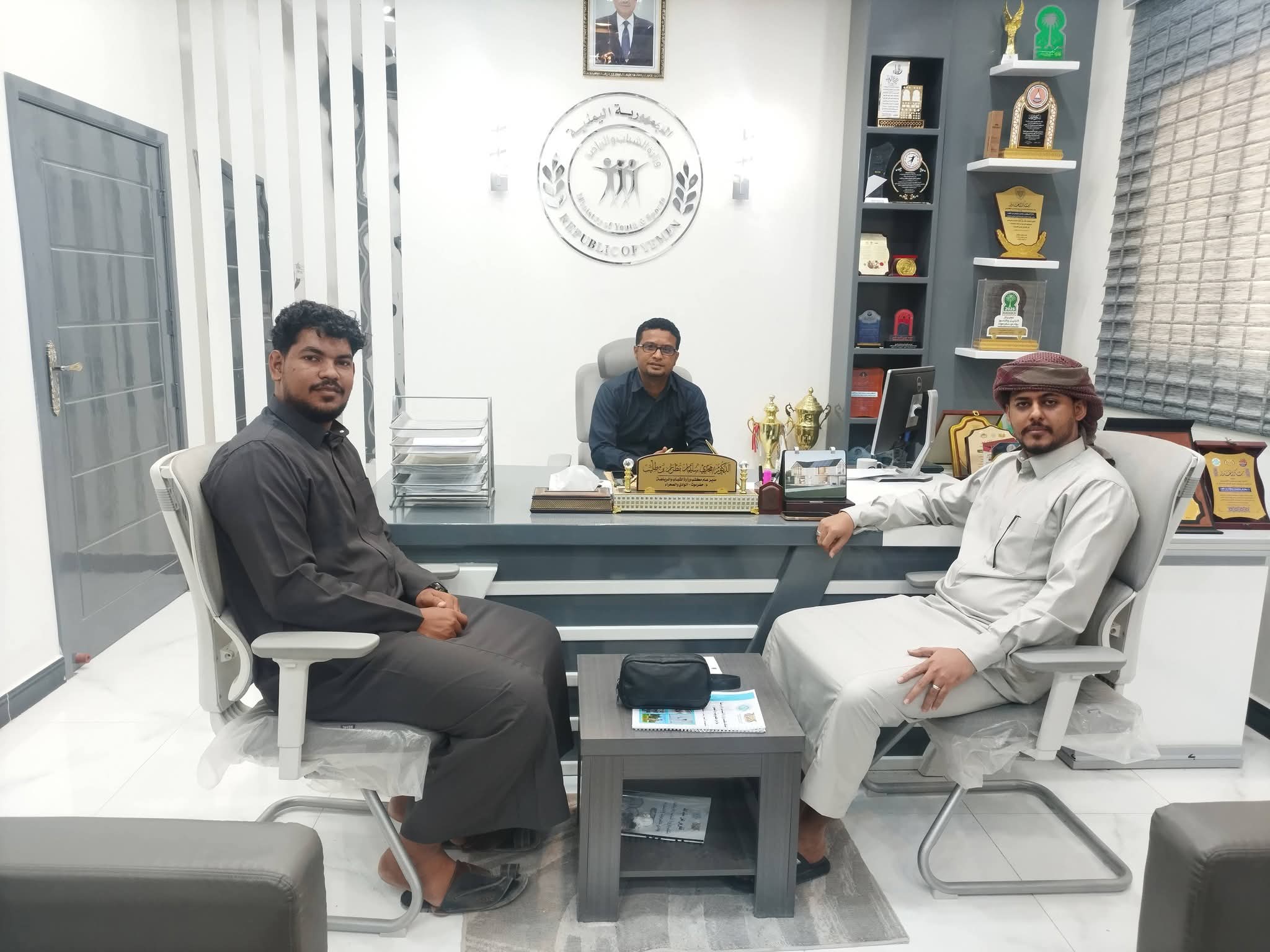 مدير عام مكتب الشباب والرياضة بالوادي يطّلع على استعدادات لاعبي الشطرنج ويودّعهما قبيل مشاركتهما في مهرجان أبوظبي الدولي 2026