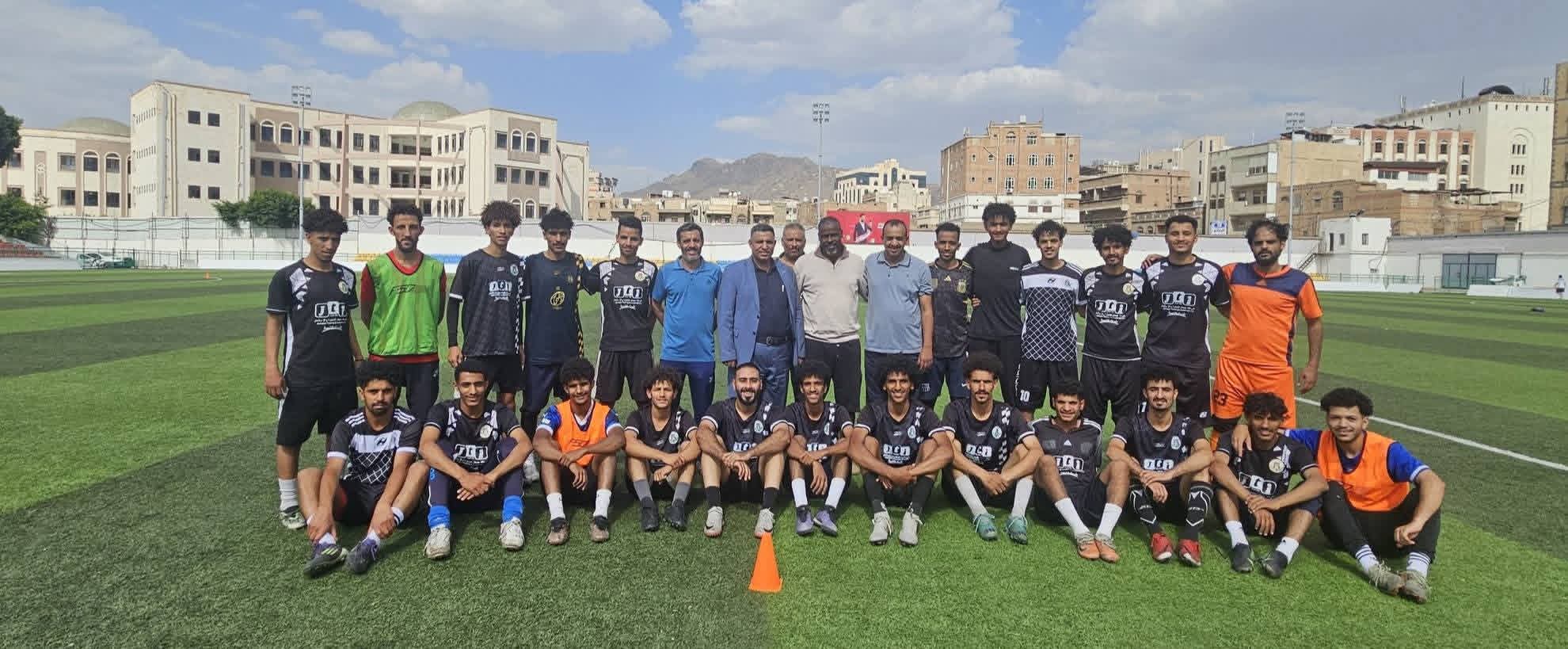 الأمين العام لنادي ازال  يزور الفريق الأول ويحفزه قبل مواجهة الهلال