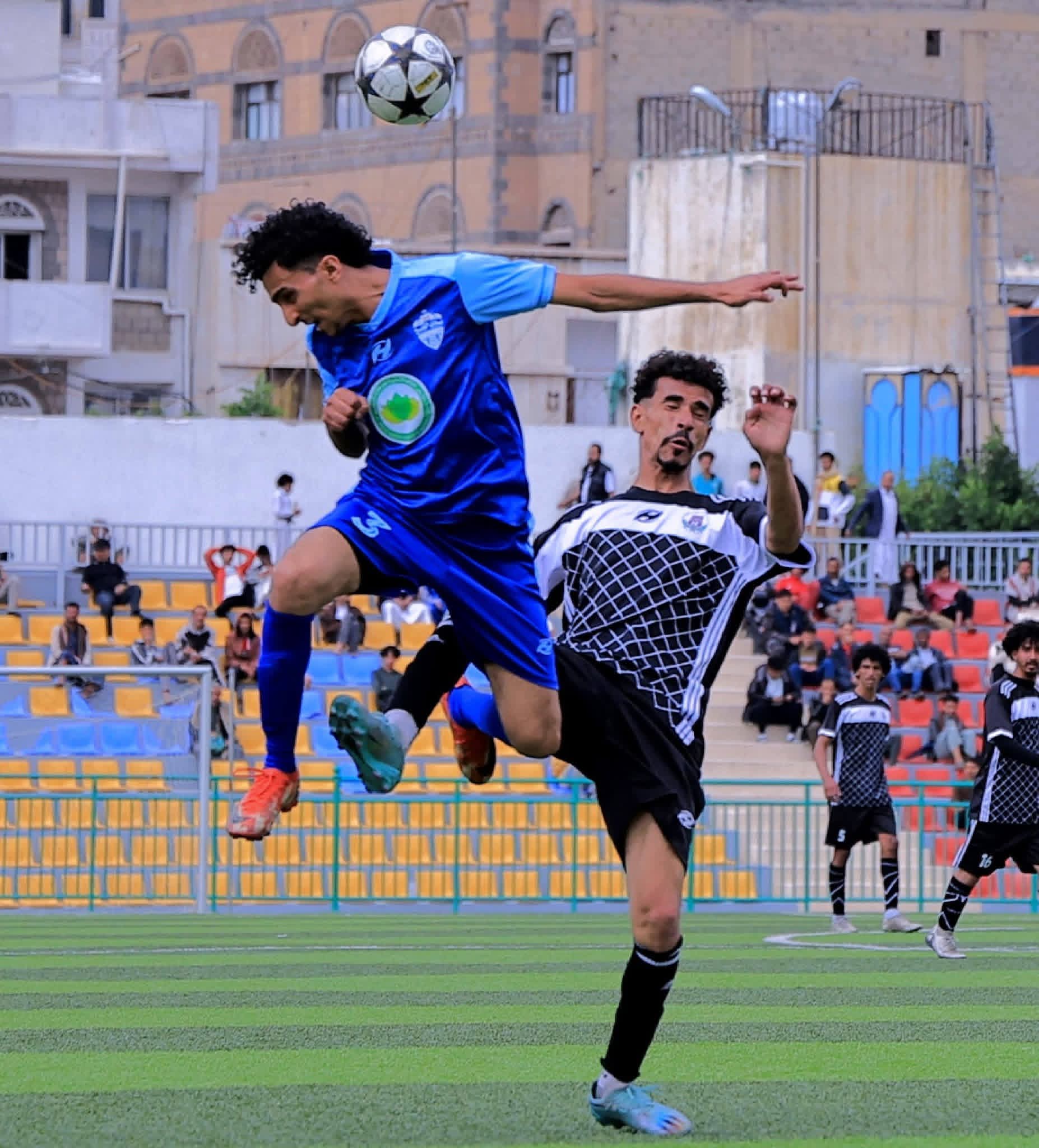 الهلال الاحمر بالحديدة يوفر سيارة إسعاف وطاقما طبيا في افتتاحية كأس الجمهورية وحالة رعب في الظرافي بصنعاء توقف مباراة آزال وفتح ذمار بعد إصابة أحد اللاعبين