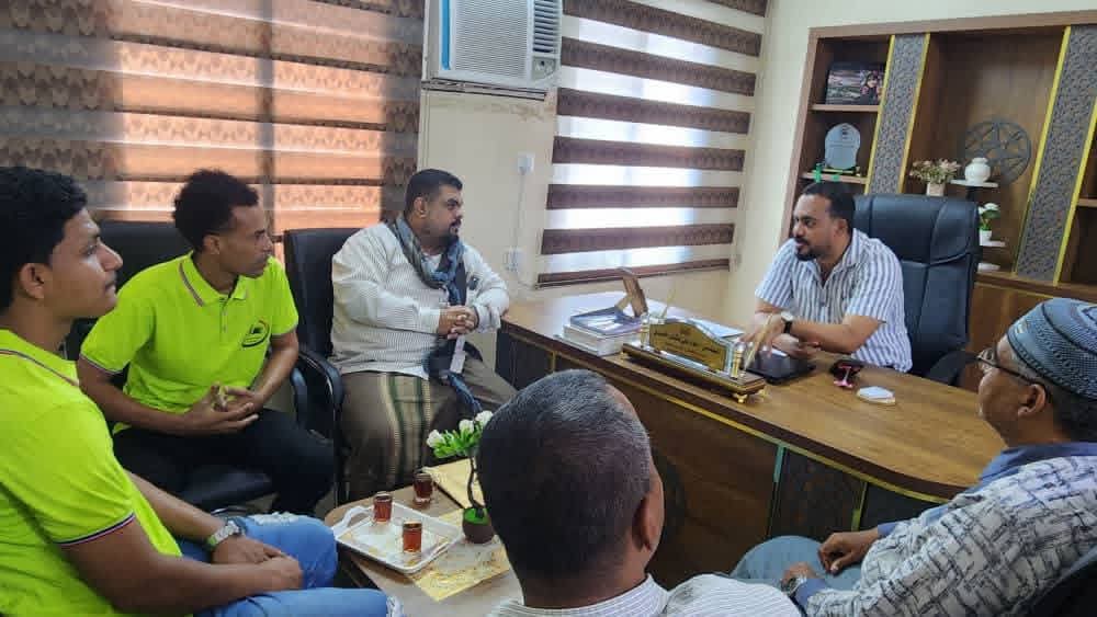 في لقاء كُرِّس لمناقشة سُبل نشر اللعبة وتوسيع قاعدتها... مدير مكتب الشباب والرياضة بساحل حضرموت  يلتقي قيادة اتحاد الريشة الطائرة ويطّلع على خططهم القادمة