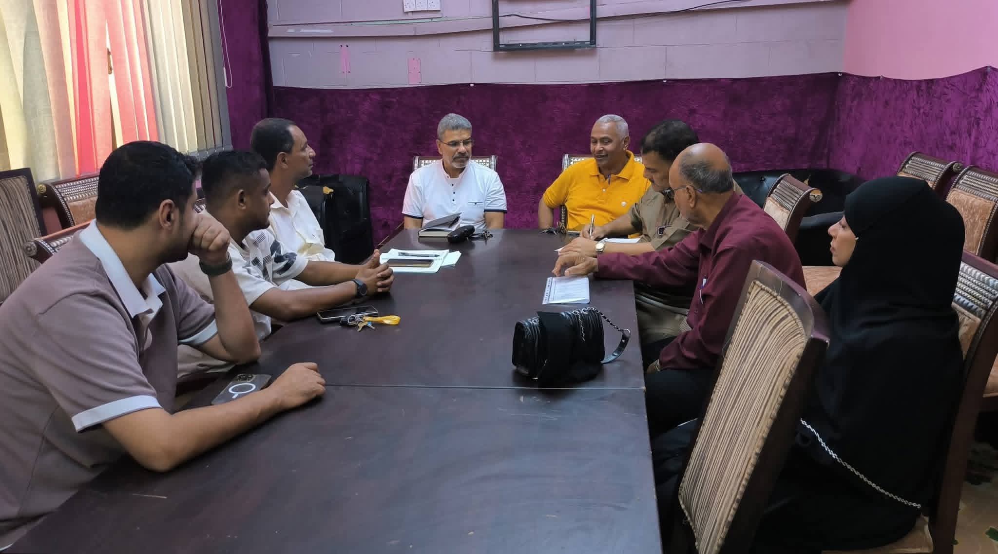 مدير مكتب الشباب والرياضة بالعاصمة عدن يشيد بجهود إدارة نادي الشعلة ويوجه بتسيير الأعمال