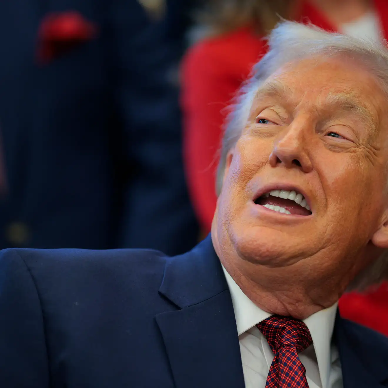 داخل قفص الملاكمة: نجل بايدن يتحدى "صغار" ترامب في نزال "كسر عظام"