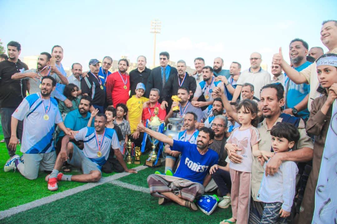 وزارة الشباب والرياضة تتوج بطلا للكرة الخماسي بعدن وتحتكر جوائزها