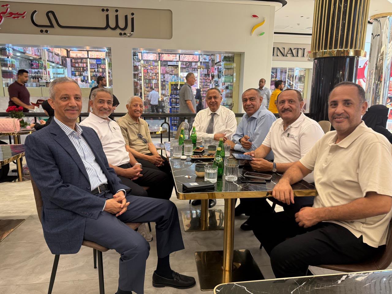 عدد من قيادات مجموعة هائل سعيد أنعم وشركاه ومجلس إدارتها لدى وصولهم اليمن لعقد اجتماعات مجالس الإدارة والجمعيات العمومية لشركات المجموعة بكل من عدن وتعز نهاية أغسطس الجاري.