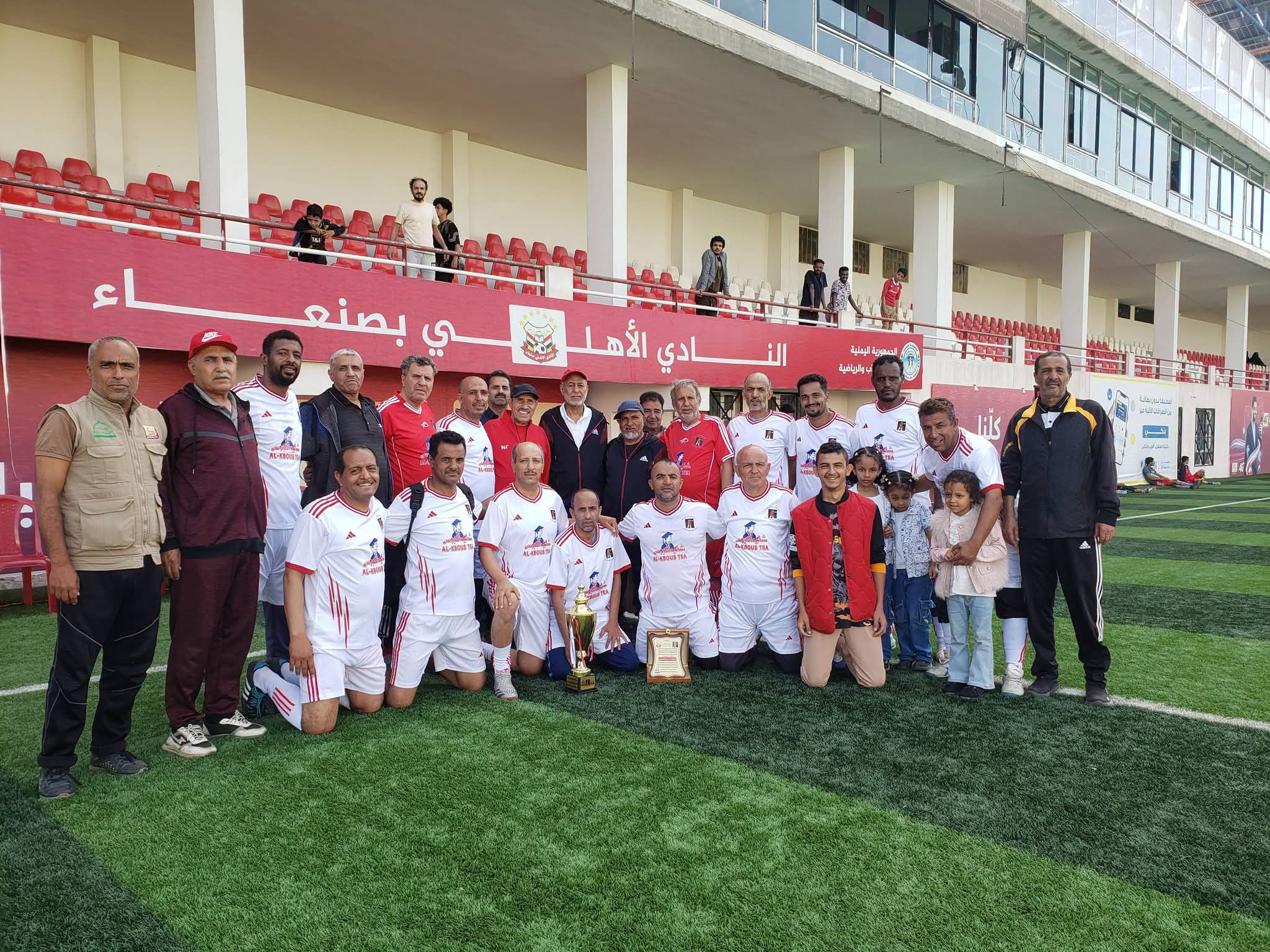 توج رواد الأمانة بالكأس .. الأهلي يحيي أربعينية الفقيد حسين المسوري