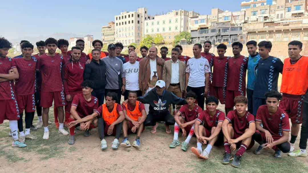 رئيس نادي اتحاد إب يتفقد تدريبات الفريق الأول ويحفز اللاعبين قبل انطلاق الموسم