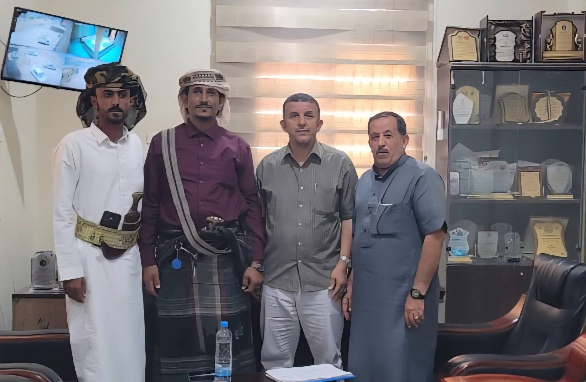 بعد إنجاز رحلتها التاريخية إلى عُمان والإمارات.. مدير عام مكتب الشباب والرياضة بشبوة يستقبل قافلة "سفينة الصحراء" ويشيد بنجاحها الخليجي