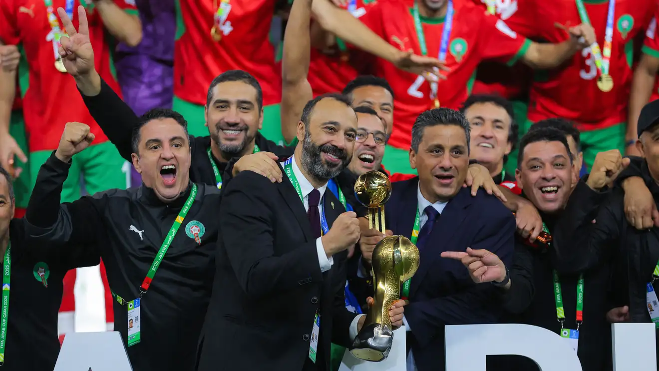 التجربة المغربية تتحدى الوقت.. السكتيوي يرفع سقف طموحات الكرة العمانية