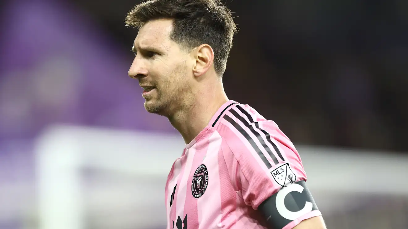 في كامب نو.. زائر غير متوقع يكشف هواية ميسي الغريبة