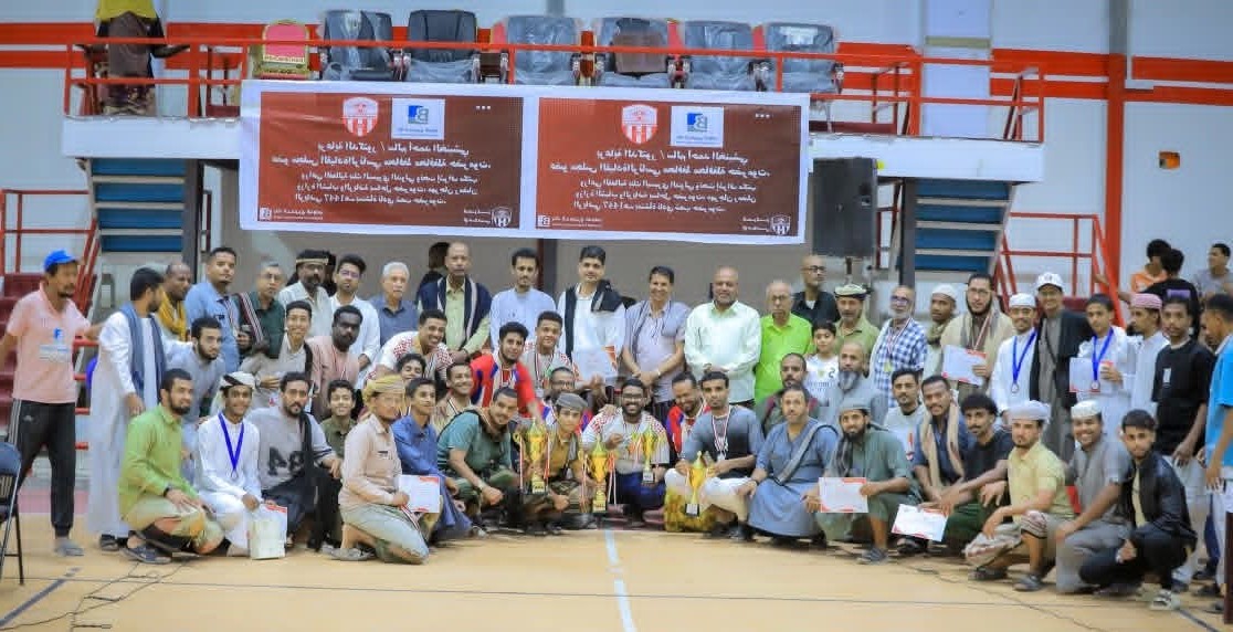 بحضور الوكيل الجيلاني ومدير عام مديرية المكلا ومدير مكتب الشباب والرياضة بساحل حضرموت ...تكريم الفائزين في مسابقات حفظ القرآن الكريم والشطرنج والمسابقة الثقافية