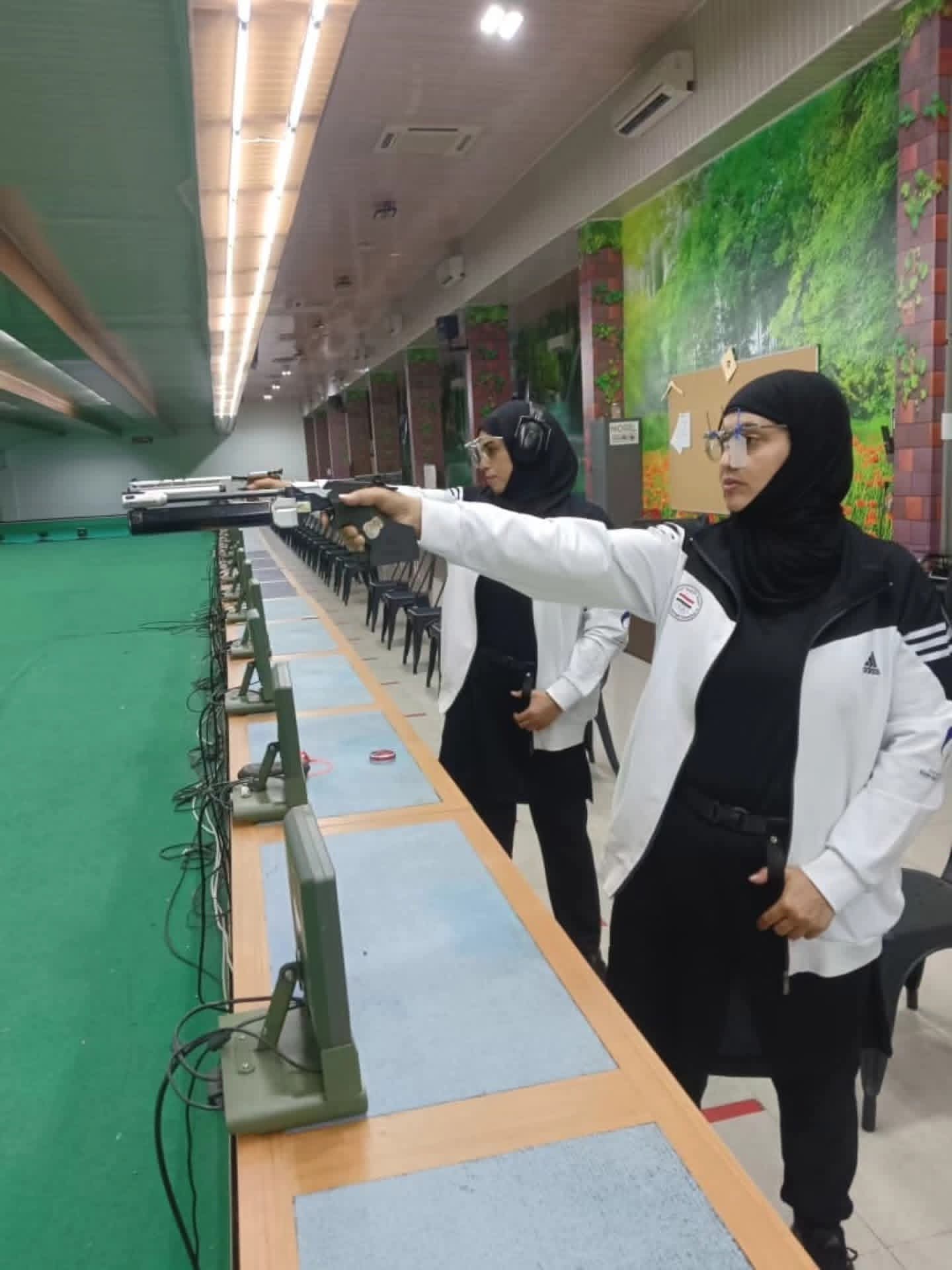 سيدات الرماية اليمنية يواصلن تدريباتهن اليومية في معسكرهن الخارجي بإندونيسيا