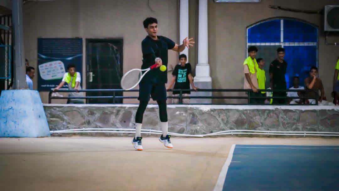 مكي وعادل يتأهلان لنهائي "ممتاز" بطولة التنس العدني الـ14