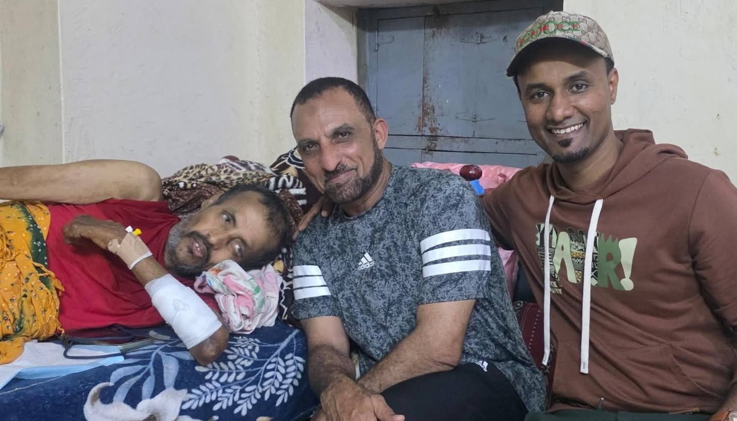 لفتة إنسانية ووفاء لأهل العطاء.. قيادة نادي تضامن حضرموت ومدرب الفريق يطمئنون على صحة الكابتن "حسين غزي" .
