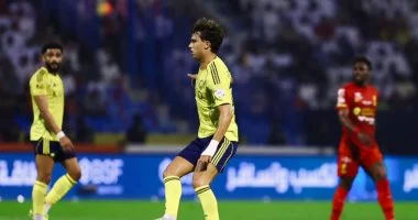ثلاثية تسقط العالمي وتشعل صراع الدوري السعودي