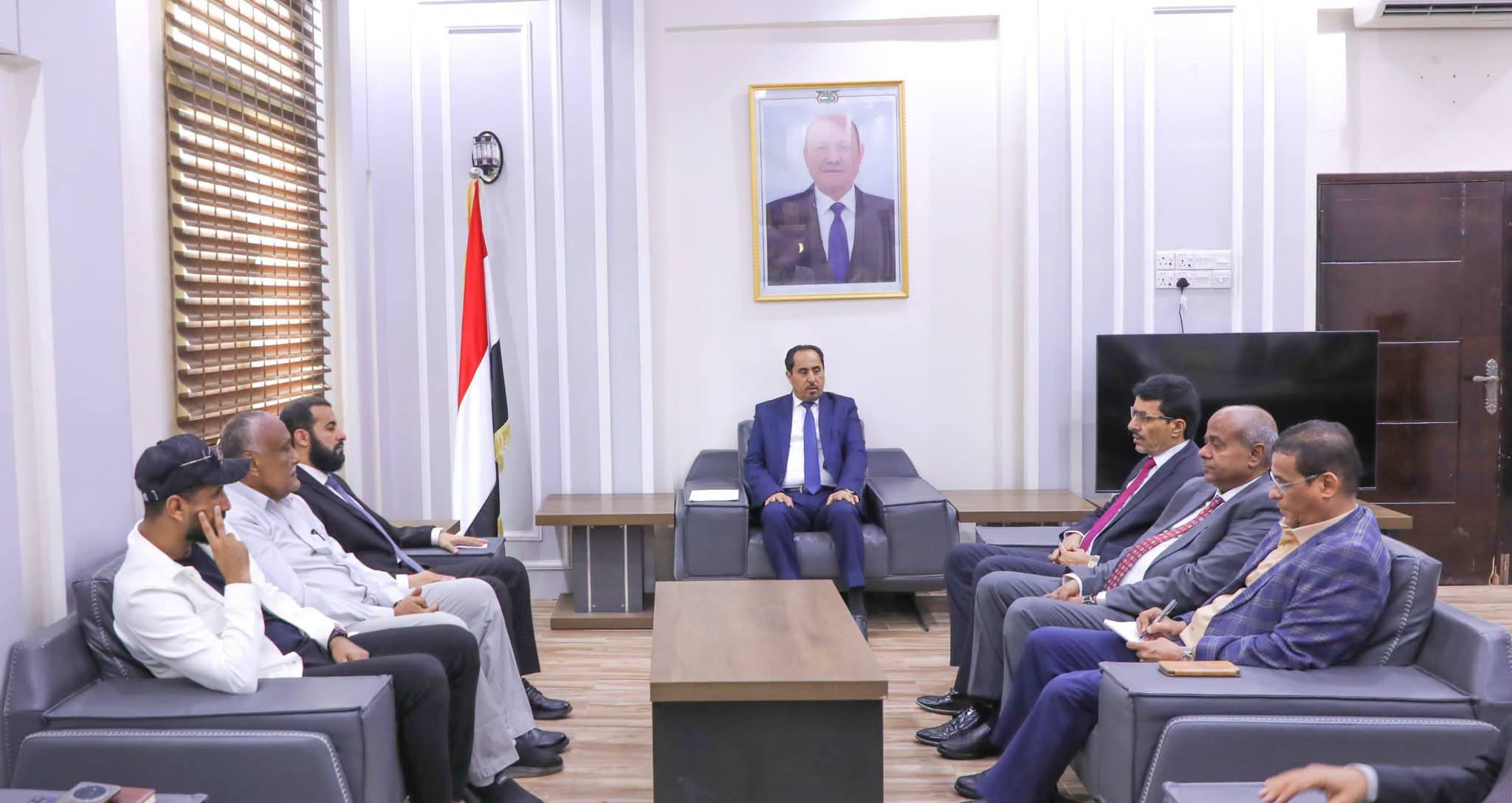 وزير الشباب والرياضة يناقش مع محافظ أبين القضايا المتعلقة بالشباب والرياضيين