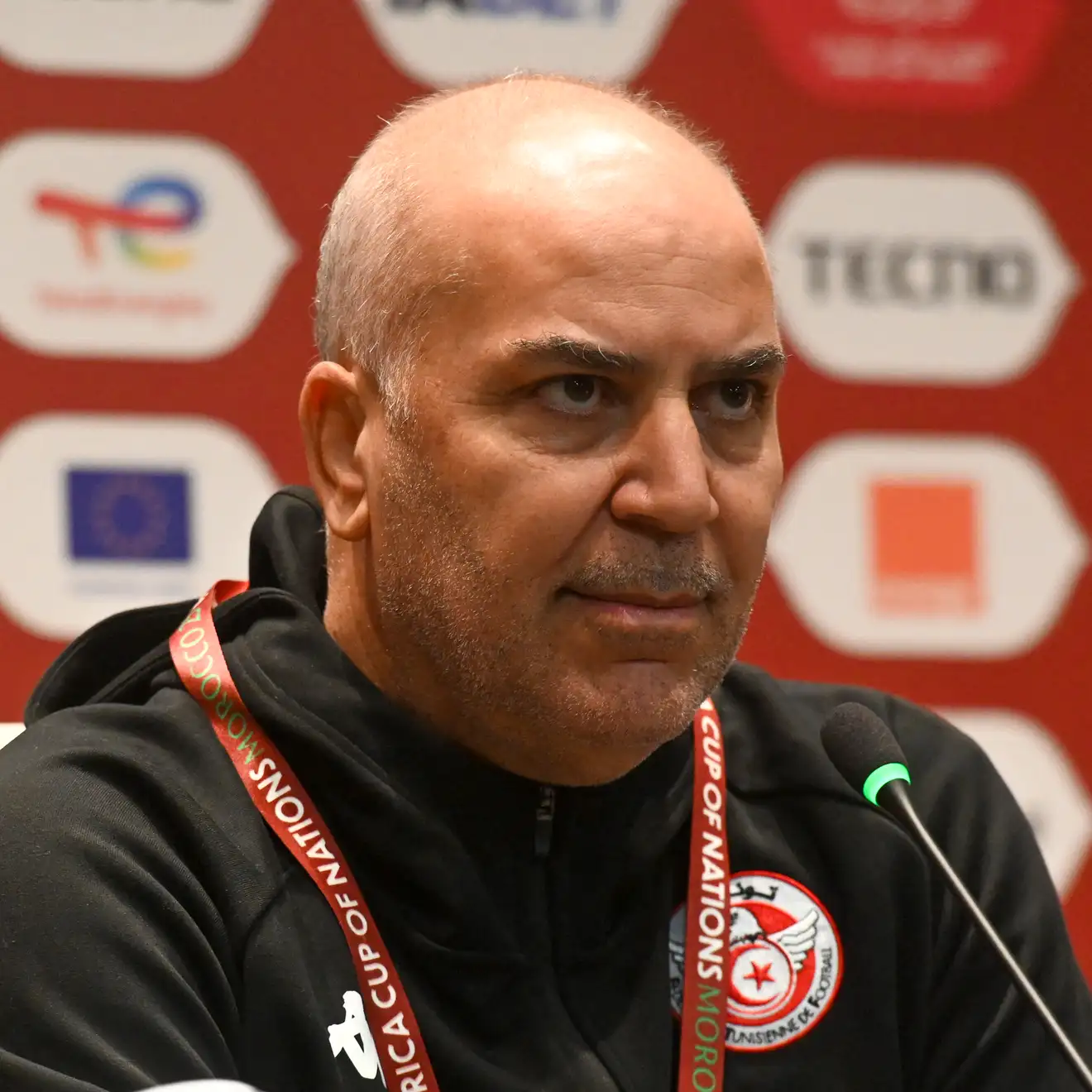 "يحدد من يقف بالصف الأول للصلاة".. الطرابلسي يكشف تدخلات صادمة في منتخب تونس