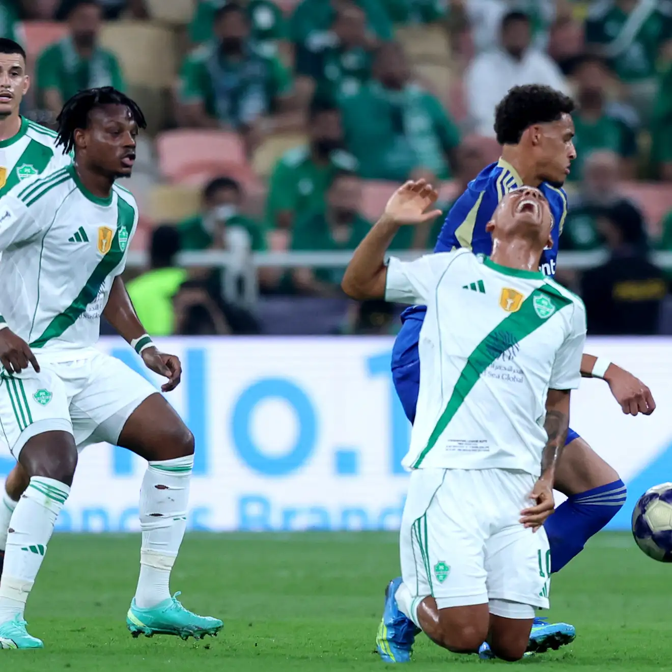 أبو الشامات ينجو من الصليبي.. تفاصيل إصابة نجم الأهلي السعودي