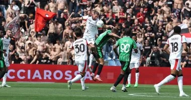 ميلان يسقط أمام ساسولو 2-0 ويواصل نزيف النقاط فى الدوري الإيطالي.