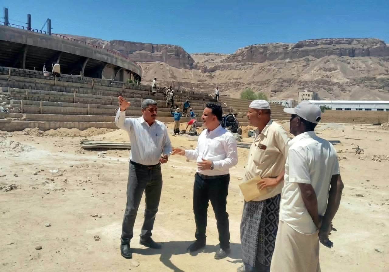 عتيق يتفقد مشروع منشآت نادي سيئون ويشيد بجهود إدارة النادي في متابعة التنفيذ