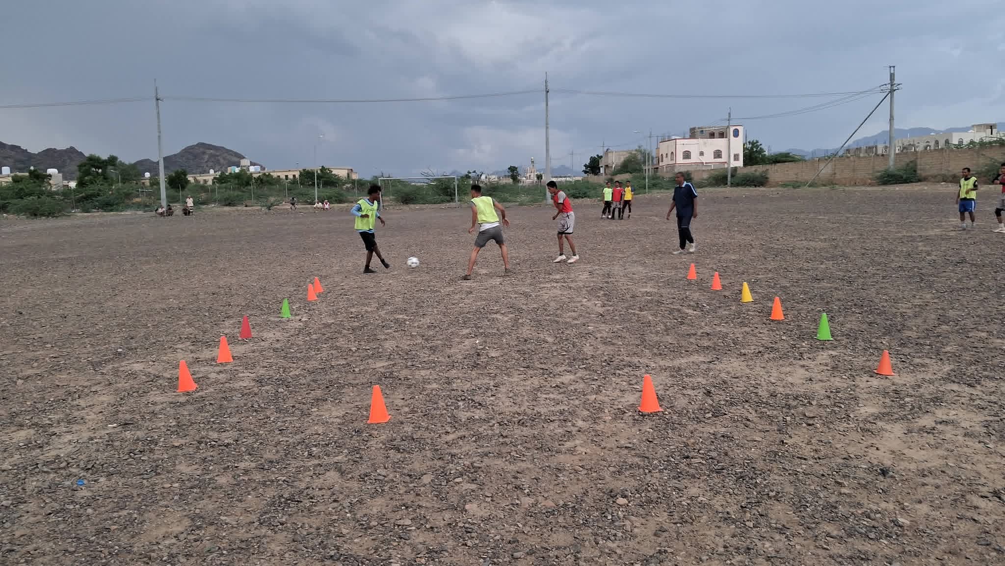 استعداداً لتصفيات اندية الدرجه الثالثه  ...أجيال مقبنه يواصل تمارينه على ملعب السكنية  بالبرح.