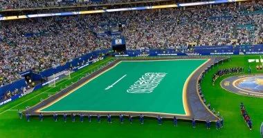رفع علم السعودية لتجنب ملامسته الأرض فى مشهد استثنائي بمونديال 2026