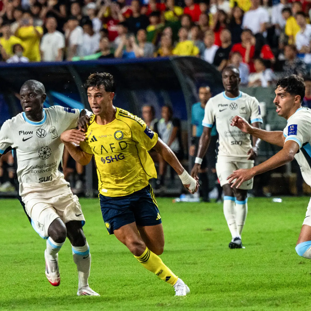 نجم ميلان يشعل صراعًا جديدًا بين النصر والاتحاد