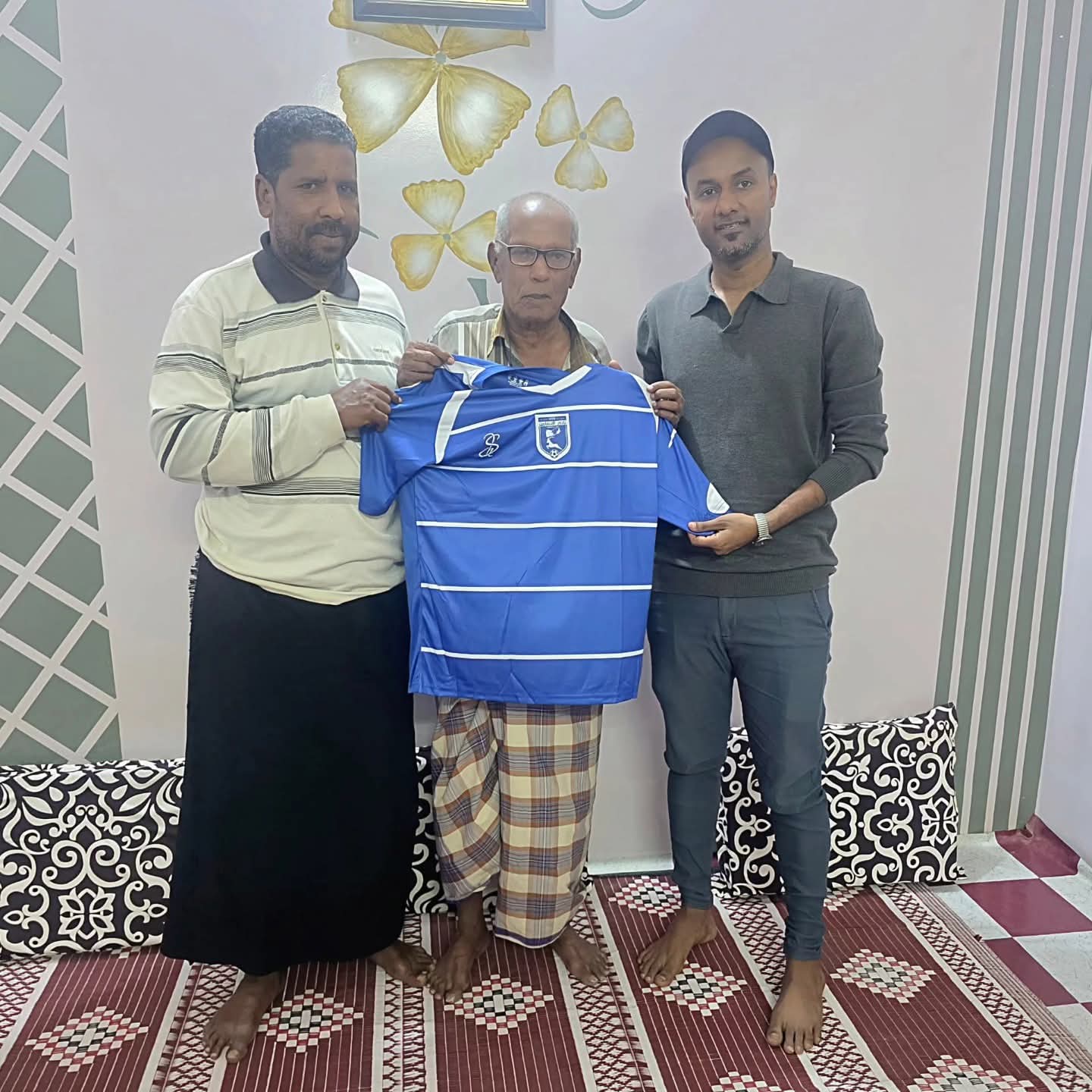 زيارة وفاء لأحد رموز النادي.. الدائرة الثقافية والاجتماعية بتضامن حضرموت تكرّم الكابتن محمد حسن بابرعوص