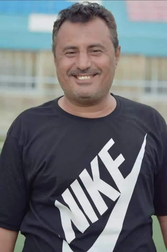 الكاتب يقترب من قيادة الصقر .