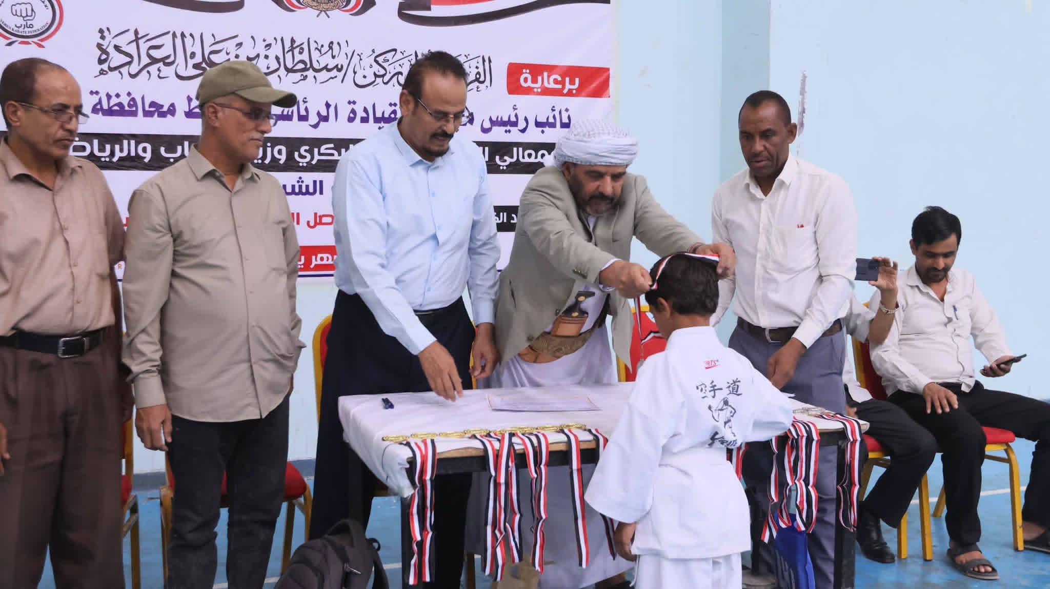 وكيل مأرب يُكرم الفائزين في البطولة الرابعة للكاراتيه