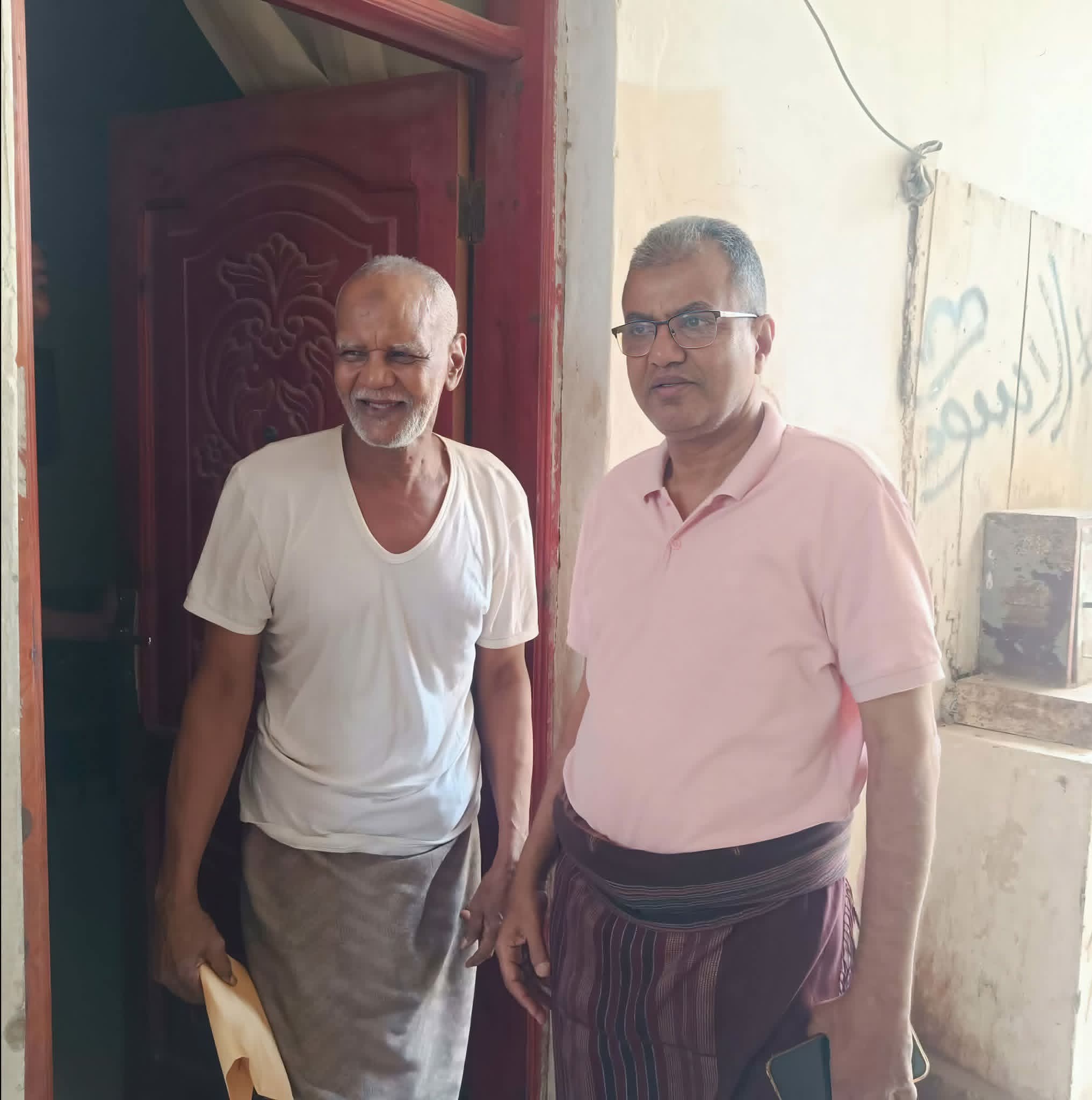 رئيس نادي شمسان يزور الكابتن  عبدالرزاق إبراهيم ويطمئن على احواله .