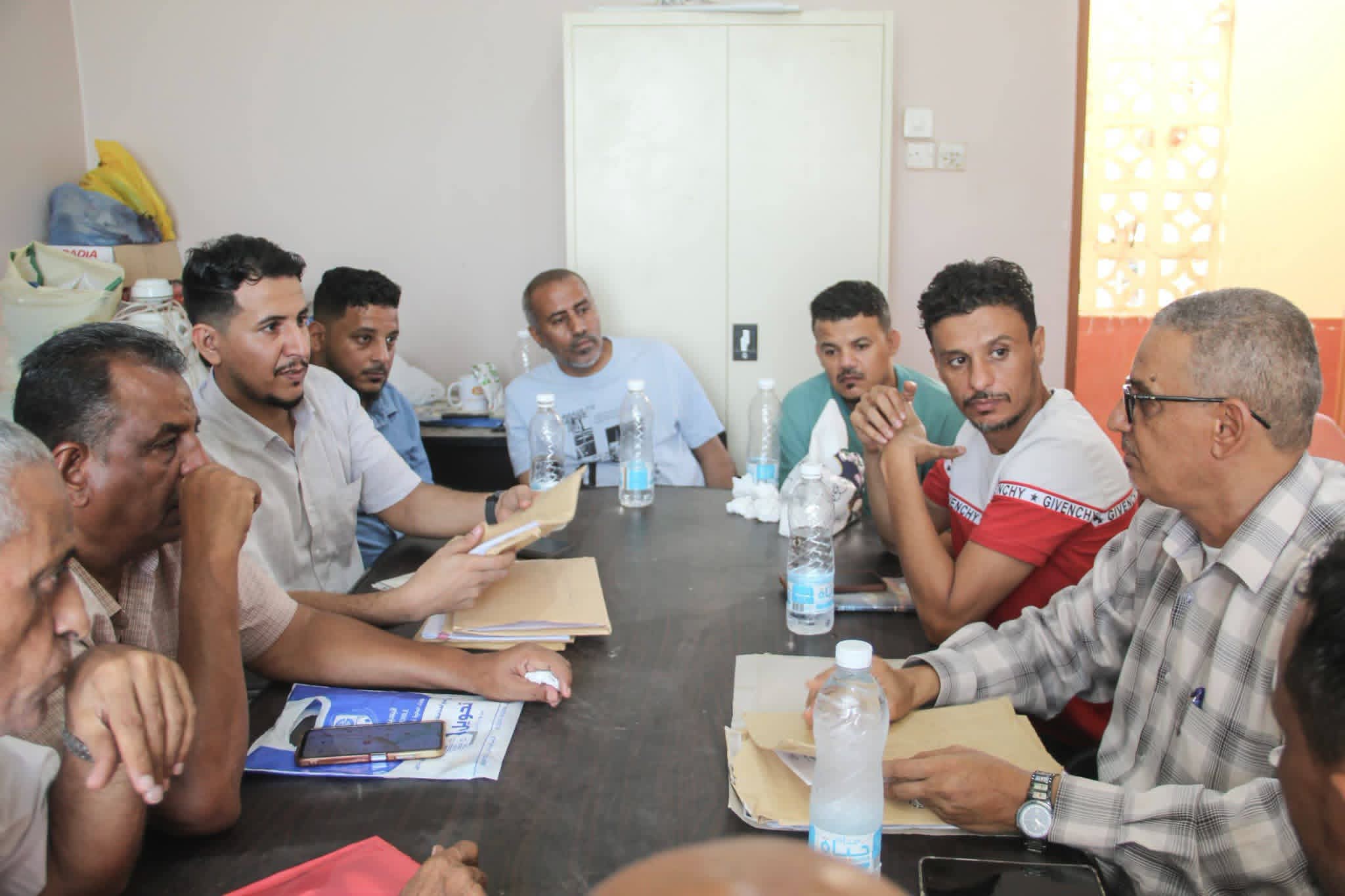 إتمام مراسم التسليم والاستلام بين الإدارة الجديدة والسابقة لنادي الروضة بعدن