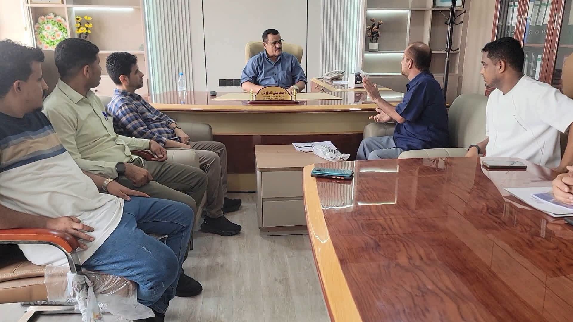 مدير عام البريقة يؤكد استعداد السلطة المحلية لتعشيب وإنارة ملعب نادي الشعلة