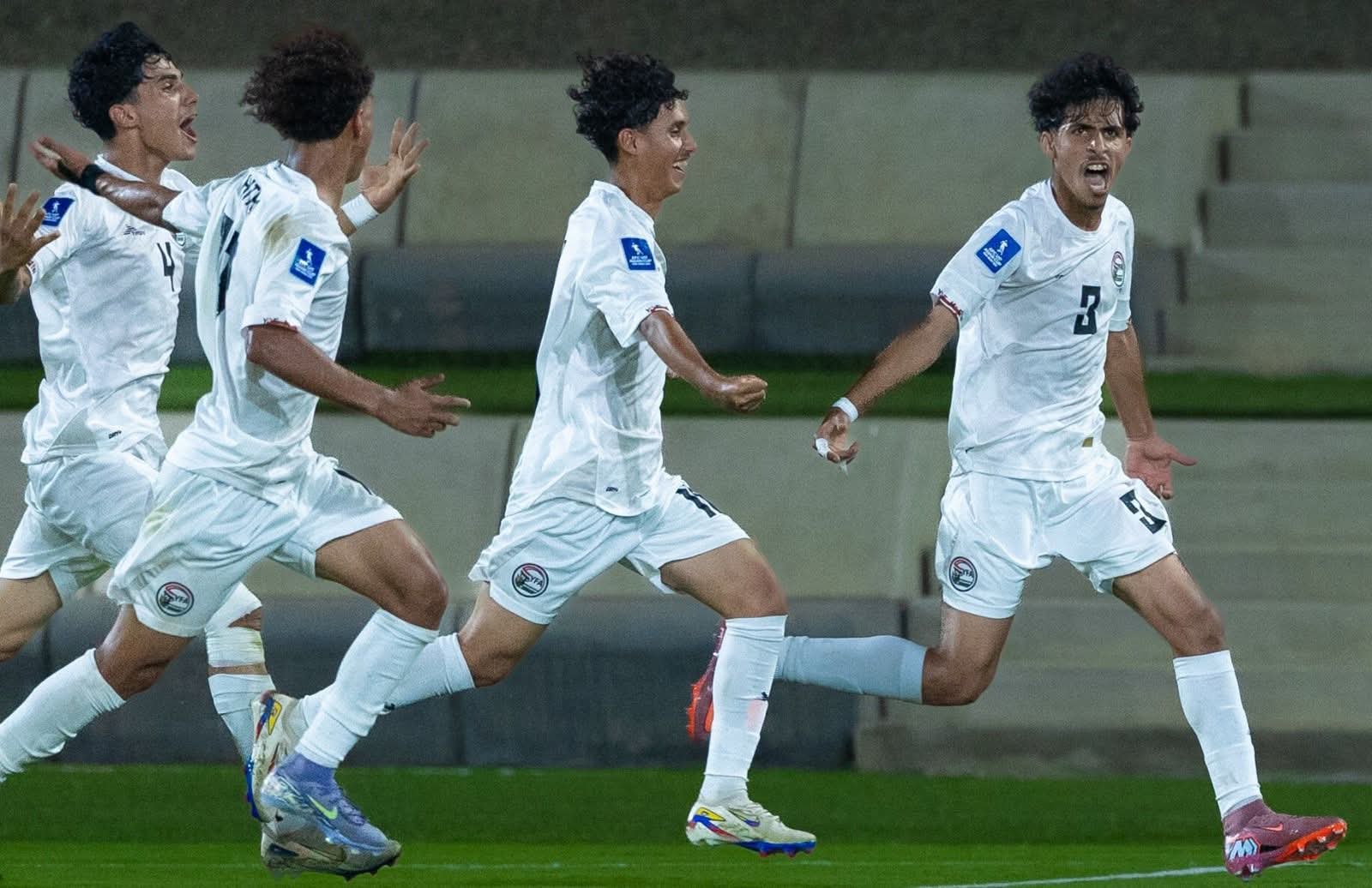 ° الجماهير الرياضية تحمل  قيادة اتحاد الكرة مسؤولية عدم تأهل منتخب الناشئين .