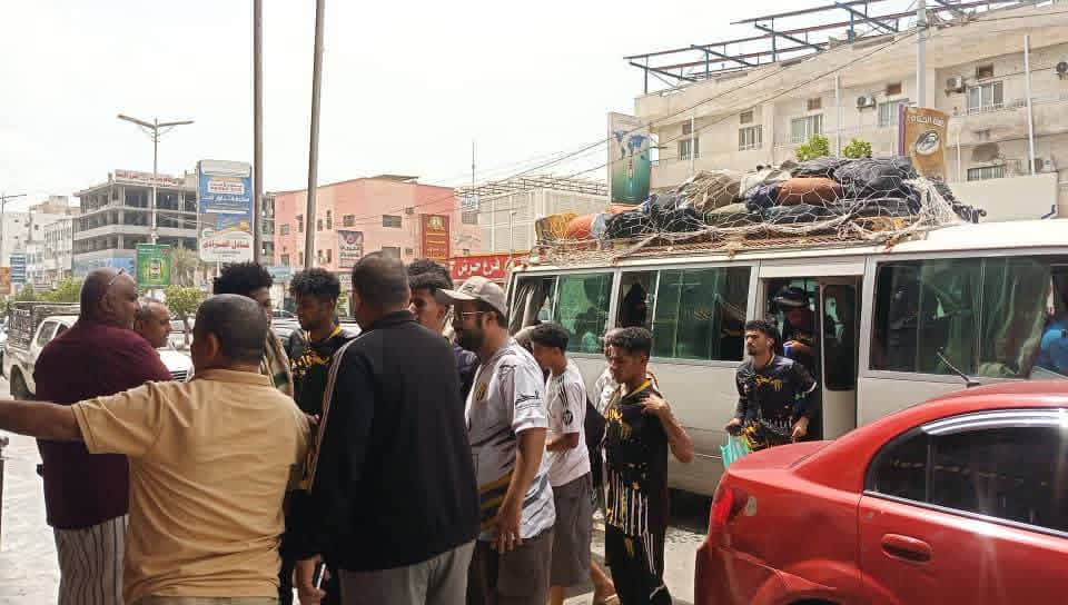 جماهير الحديدة تستقبل بعثة اتحاد سيئون بعقود الفل والياسمين قبيل الموقعة الكروية المرتقبة أمام الهلال