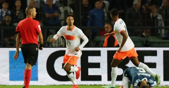 هولندا تخطف تعادلاً قاتلاً أمام اليونان 2-2 في دوري الأمم الأوروبية