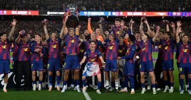 احتفالات برشلونة بكأس الدوري الإسباني بعد الفوز على الريال